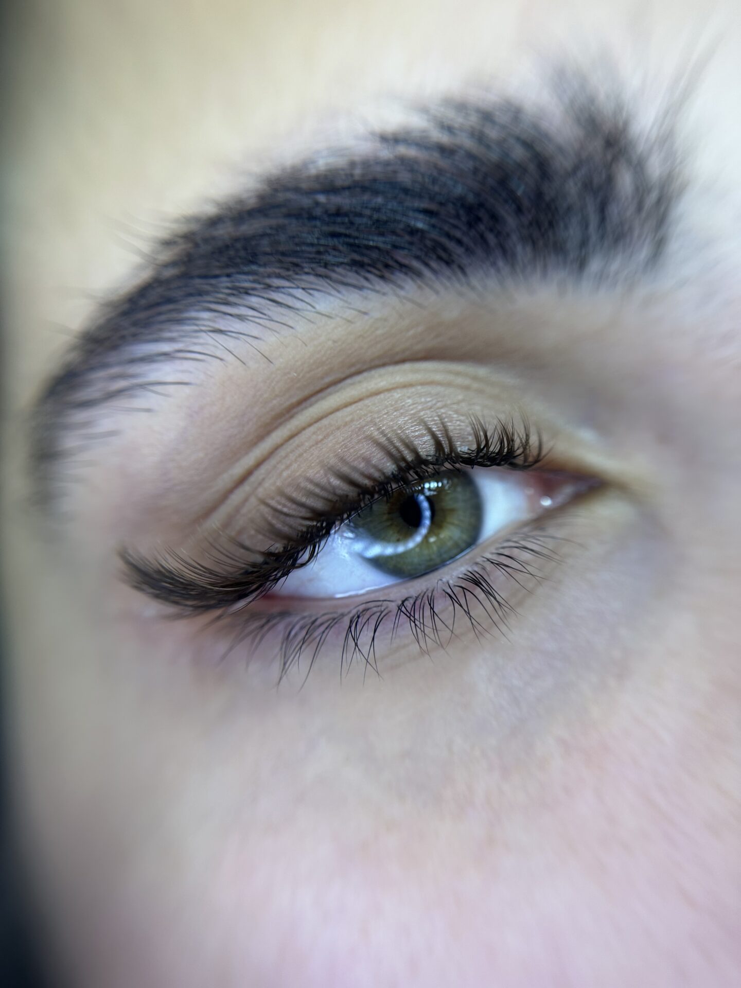 اکستنشن مژه - زیبایی نگاه شما - سالن زیبایی هالیرا در کیش