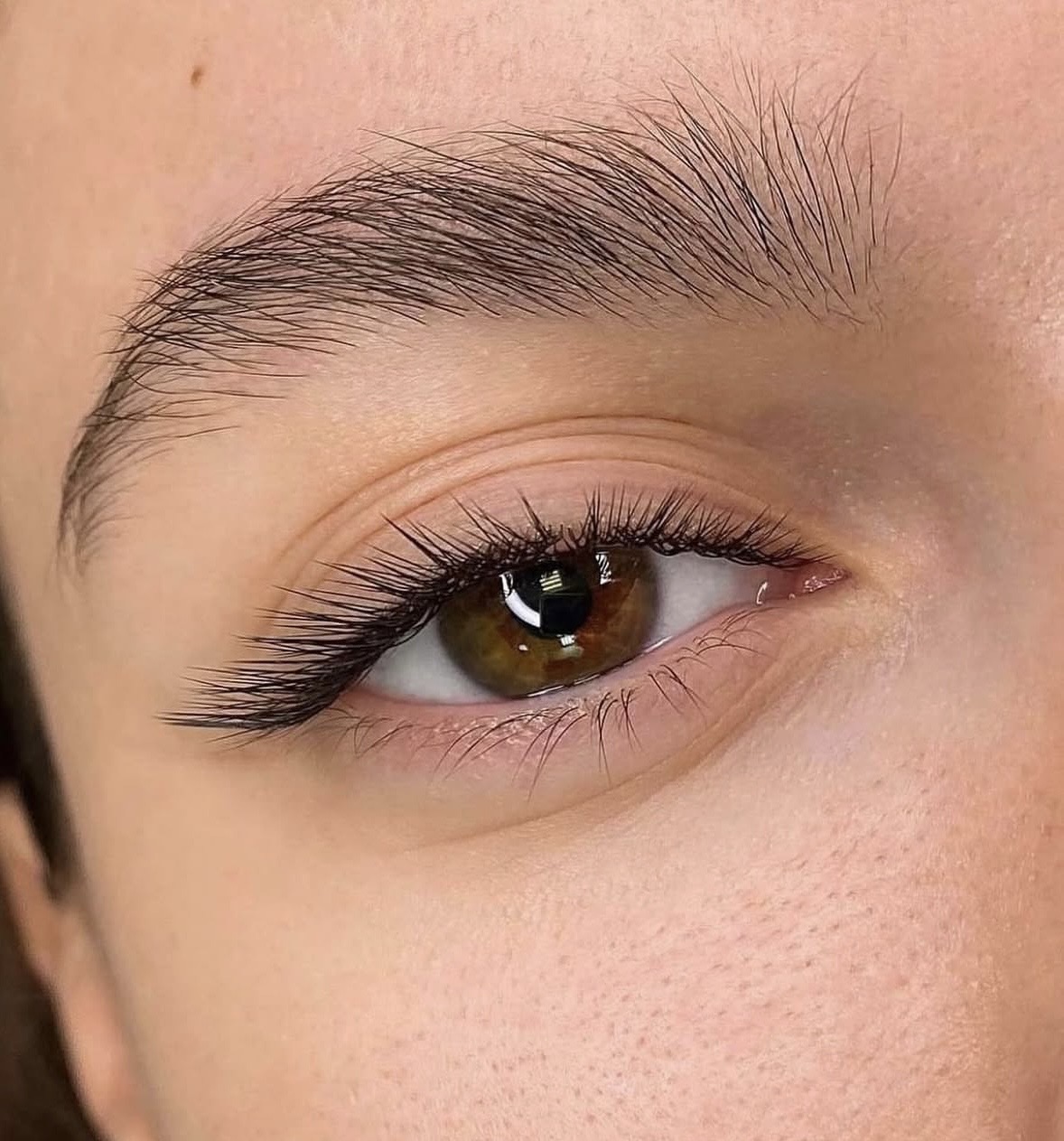 اجرای اکستنشن با فرم اختصاصی متناسب با حالت چشم در کیش- سالن زیبایی هالیرا کیش