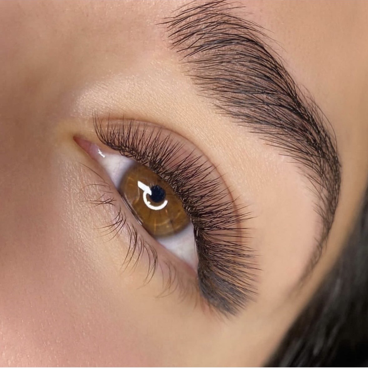 اکستنشن مژه قهوه‌ای در ساین زیبایی هالیرا کیش