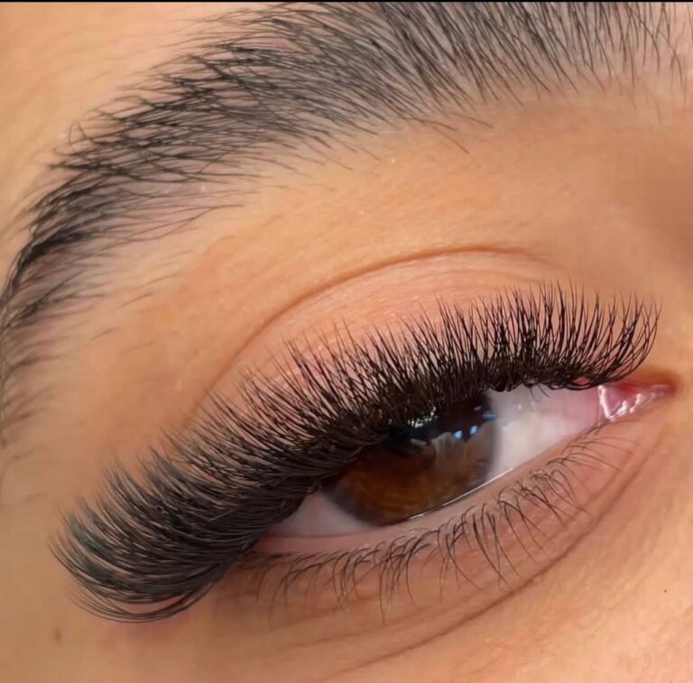 اکستنشن و لیفت مژه در کیش | تخصصی‌ترین مرکز مژه در سالن زیبایی هالیرا - گالری 1