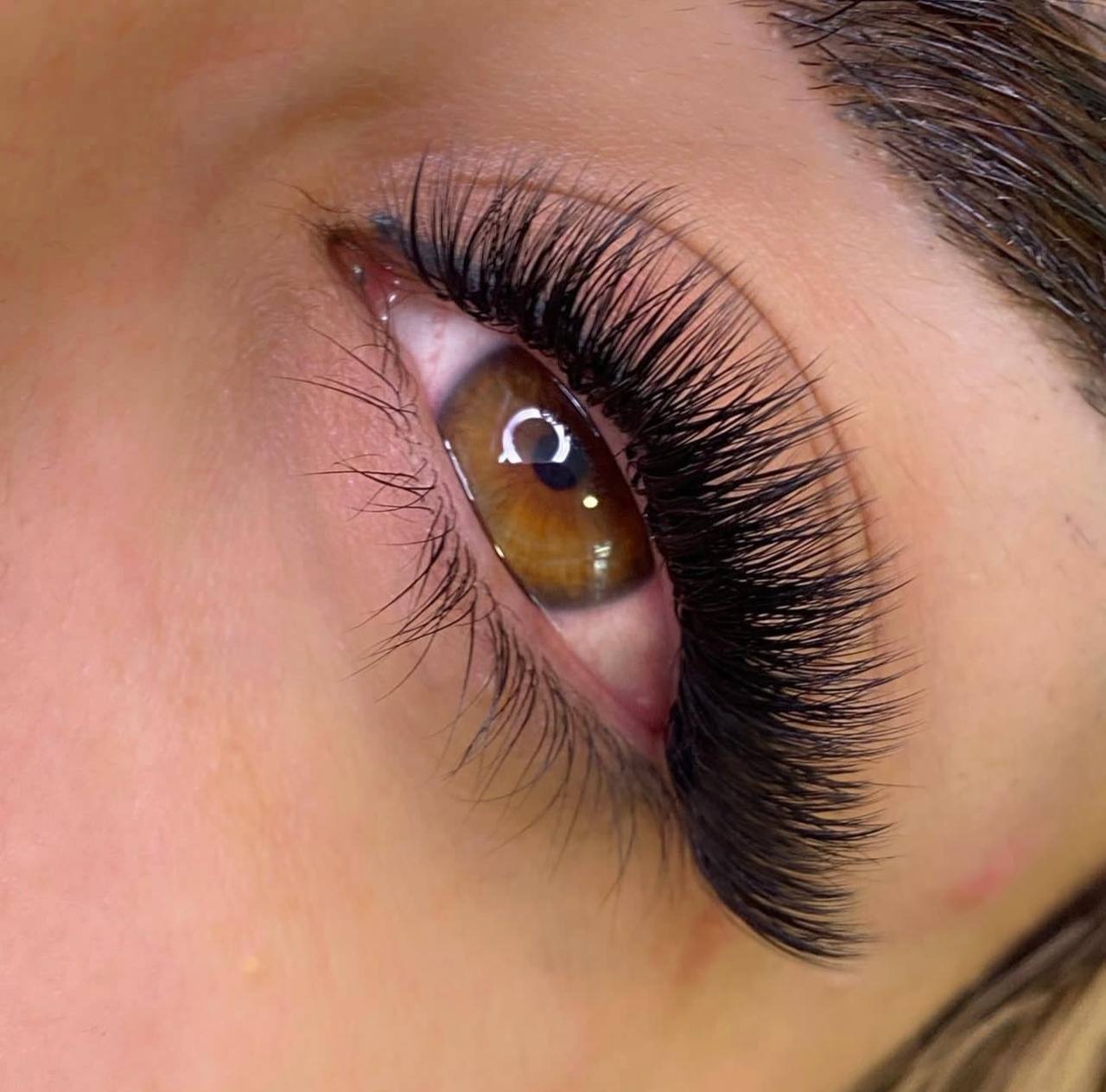 اکستنشن و لیفت مژه در کیش | تخصصی‌ترین مرکز مژه در سالن زیبایی هالیرا