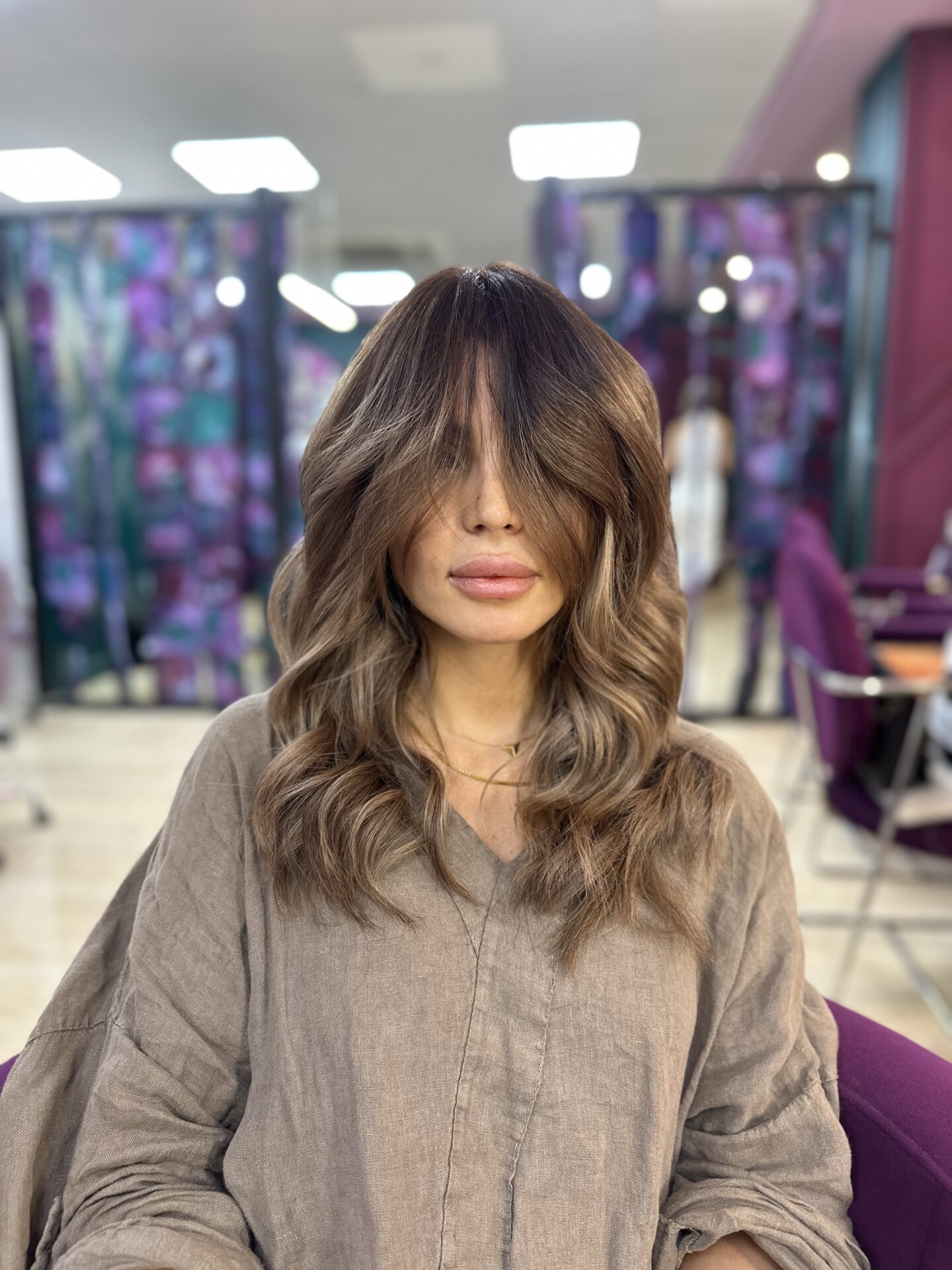 اجرای حرفه‌ای لاین رنگ مو با تکنیک Nano-Color Fusion؛ مویی یکدست، شفاف و سالم با بالاترین استاندارد بین‌المللی و کمترین آسیب به کوتیکول