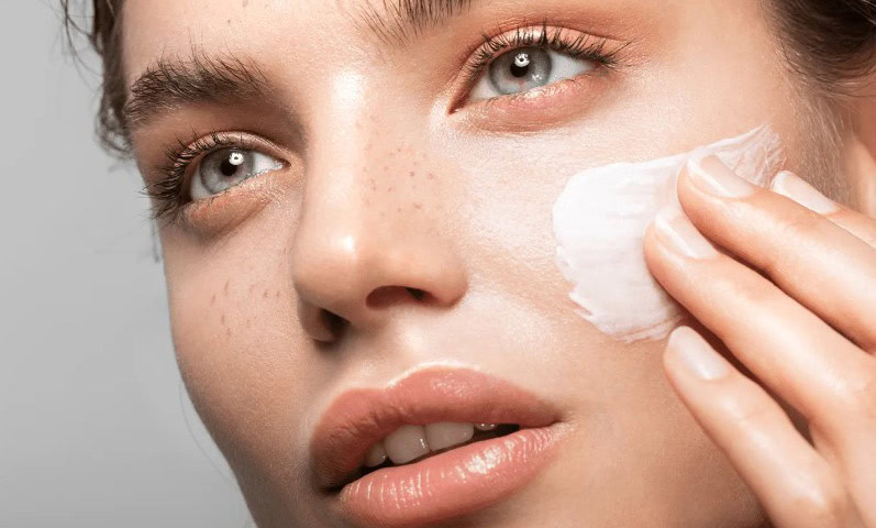 تصویر اصلی مطلب: روشن‌کننده هگزیل رزورسینول؛ راز پوستی درخشان و یکدست