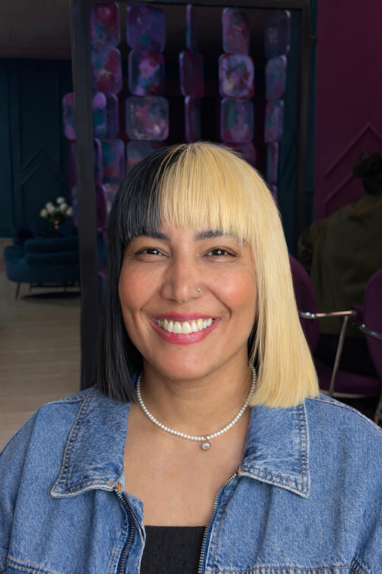 خدمات تخصصی رنگ مو در هالیرا بیوتی کیش رنگ مو کامل و ریشه مش، هایلایت، لولایت و بالیاژ آمبره، سامبره و تکنیک‌های ترکیبی - گالری 1