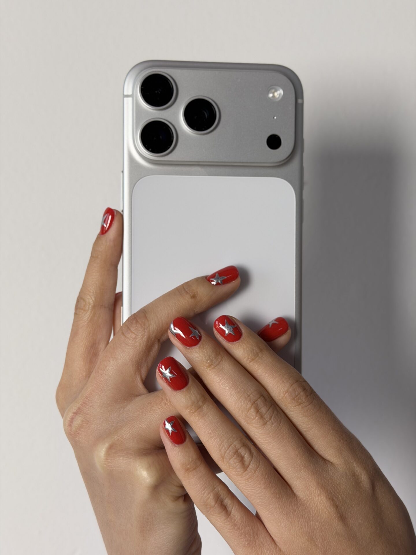 ناخن قرمز با طراحی؛ انتخابی جسور، شیک و همیشه ترند