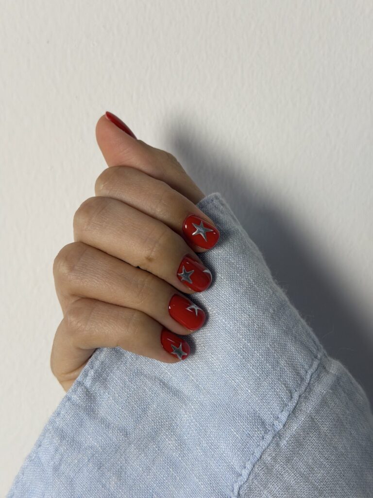 ناخن قرمز با طراحی؛ انتخابی جسور، شیک و همیشه ترند - گالری 2