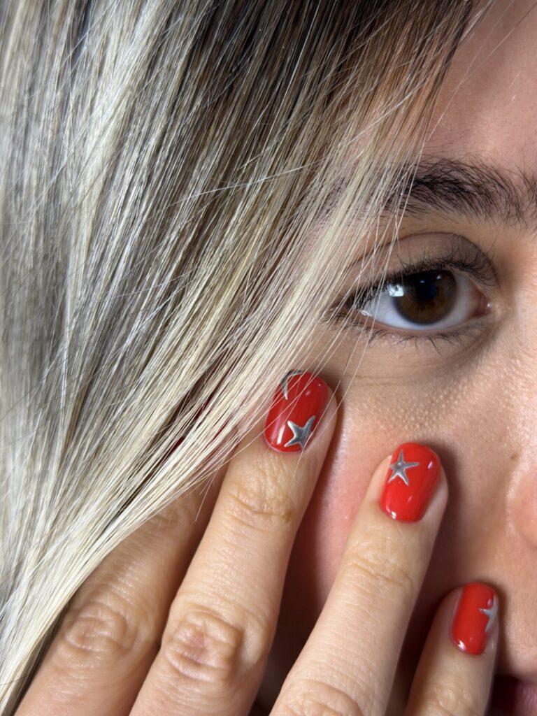 ناخن قرمز با طراحی؛ انتخابی جسور، شیک و همیشه ترند - گالری 1